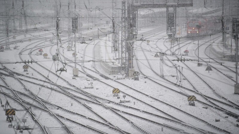 Schneestarre im Zugverkehr: Noch immer kommt es zu Zugausfällen auf den Strecken von Alex und Waldbahn. (Symbolbild)