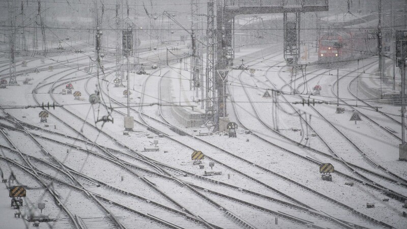 Schneestarre im Zugverkehr: Noch immer kommt es zu Zugausfällen auf den Strecken von Alex und Waldbahn. (Symbolbild)