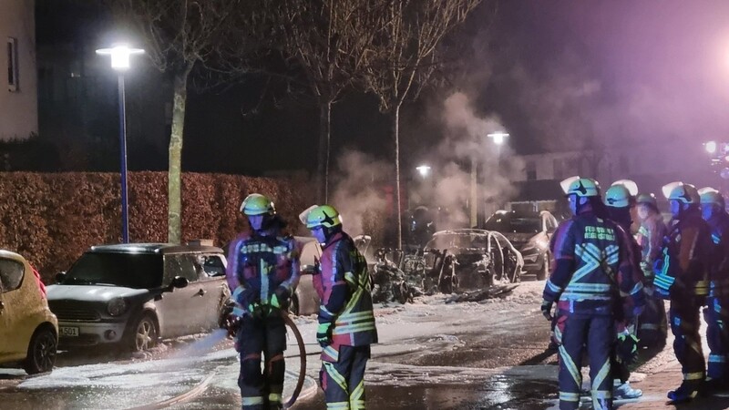 In Regensburg brannten am Samstagabend vier Fahrzeuge.