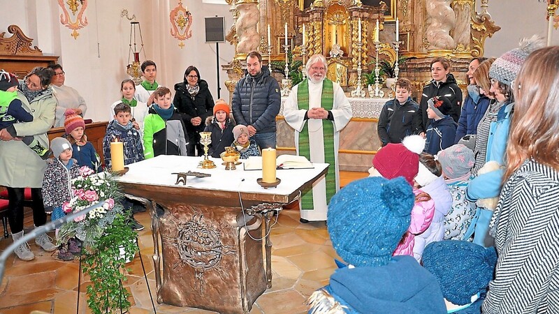Um den Altar versammelten sich die Kinder mit Eltern, Leiterinnen und Pfarrvikar Winfried Larisch bei der Feier des Gottesdienstes.