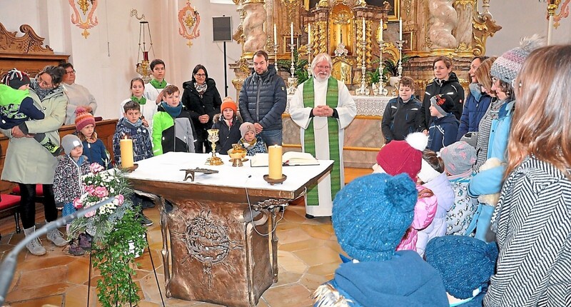 Um den Altar versammelten sich die Kinder mit Eltern, Leiterinnen und Pfarrvikar Winfried Larisch bei der Feier des Gottesdienstes. 