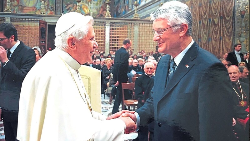 Ein prägender Moment: Theo Zellner (rechts) schüttelt Papst Benedikt XVI. 2009 die Hand.