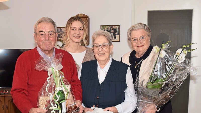 Erich und Elfriede Weilermann mit Enkelin Laura (2. v. l.) und Seniorenreferentin Karin Linz (r.).
