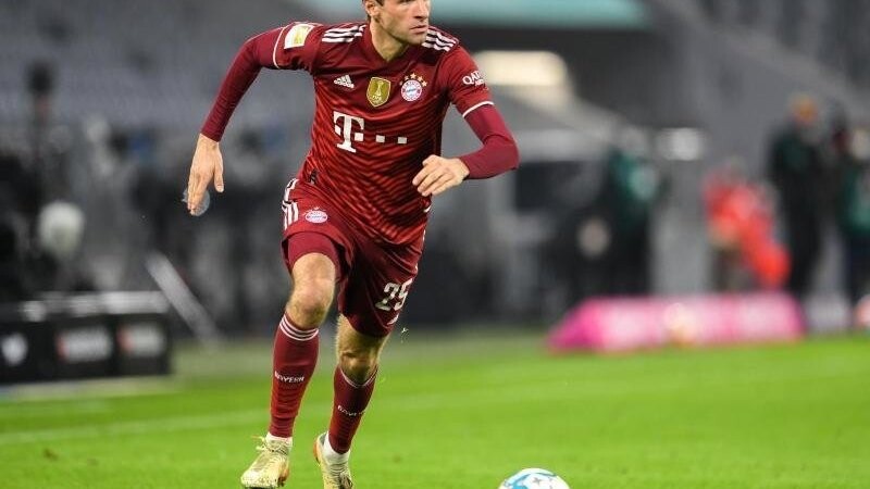 Münchens Thomas Müller kontrolliert den Ball.