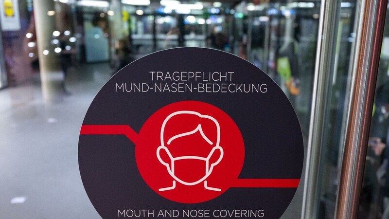 Ein Schild mit der Aufschrift "Tragepflicht Mund-Nasen-Bedeckung" am zentralen Busbahnhof (ZOB) in München.