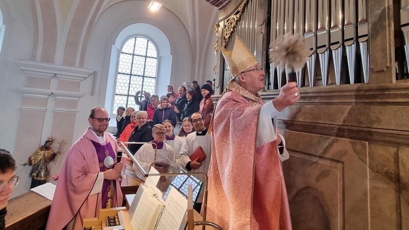 Nach der Begrüßung segnete Bischof Dr. Rudolf Voderholzer als erstes die neue Orgel, warteten doch schon alle ganz gespannt auf deren Klang.