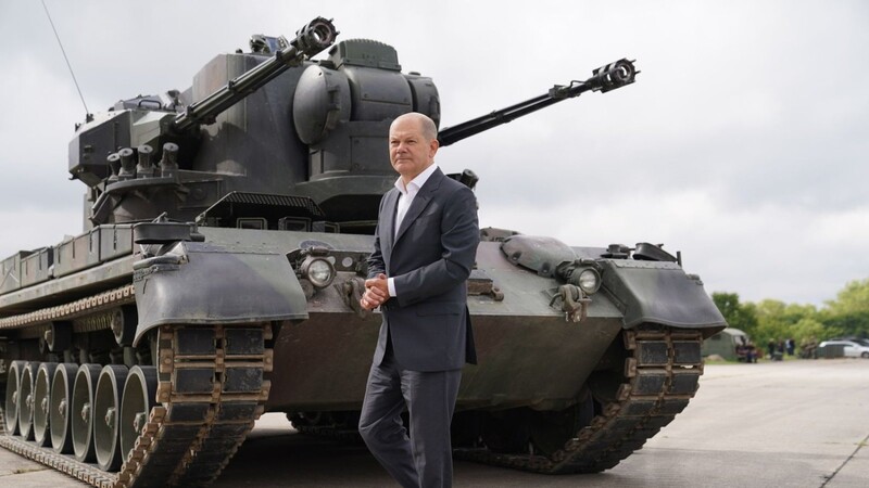 Bundeskanzler Olaf Scholz (SPD) geht bei einem Besuch des Ausbildungsprogramms für ukrainische Soldaten an einem Gepard-Panzer vorbei.