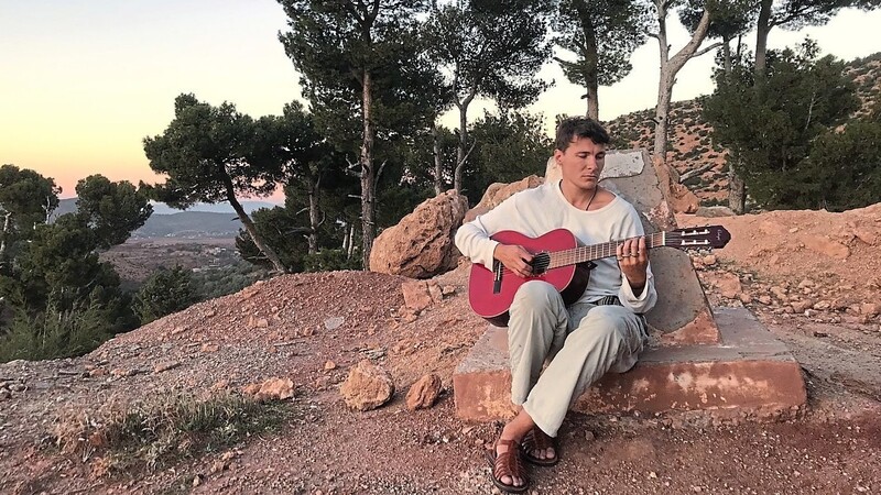 Griff zur Gitarre im Hohen Atlas, der Gebirgskette im Süden Marokkos.