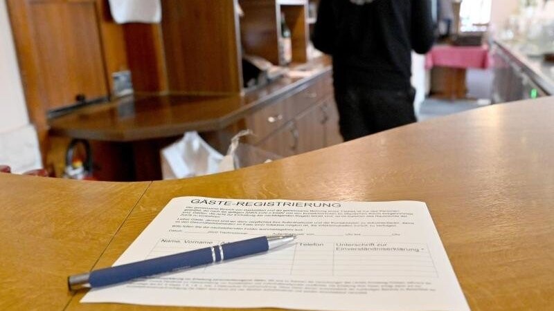 Ein Zettel für die Gäste-Regstrierung liegt in einem Restaurant auf einem Tisch. (Symbolbild)