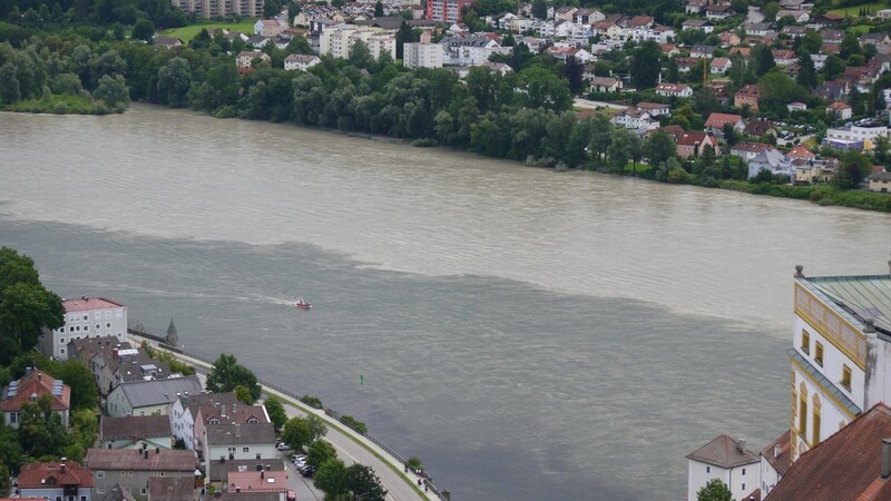 Die Donau bei Passau. Nahe Untergriesbach wurde am Mittwochvormittag ein Schiff kontrolliert, dass unerlaubt Abwasser in den Fluss geleitet hatte. (Symbolbild)