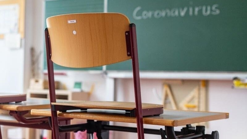 "Coronavirus" steht auf einer Tafel in einem leeren Klassenzimmer.