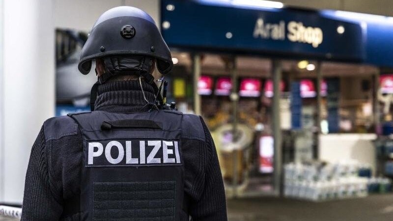 Ein Polizist am Tatort in Idar-Oberstein. Hier wurde ein 20-jähriger Kassierer erschossen - offenbar, weil er den Täter auf die bestehende Maskenpflicht hinwies.