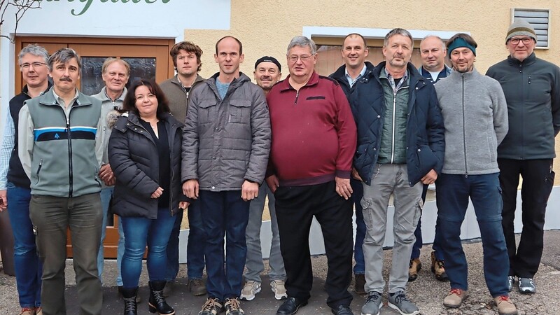 Die Vorstandschaft der WBV Regensburg Nord wurde für die nächsten fünf Jahre gewählt, hier auf dem Bild mit den Mitarbeitern der Geschäftsstelle und Forstdirektor Michael Roßkopf.