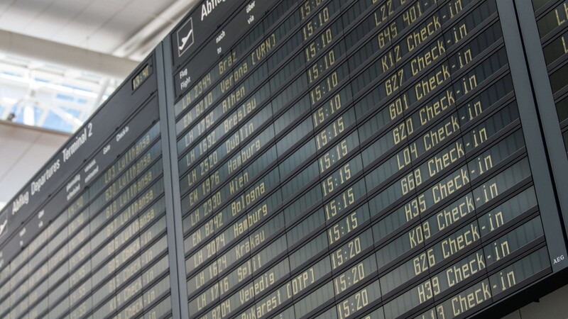 Eine Anzeigetafel im Flughafen München zeigt den normalen Flugverkehr. Infolge einer Sicherheitspanne waren fast 330 Flüge zwischen 28. Juli und dem Nachmittag des 29. Juli ausgefallen.