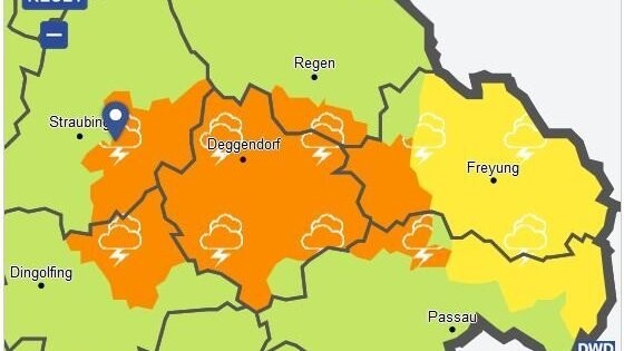 Die Wetterlage am Mittwochabend. Warnstufe 2 galt für Teile Niederbayerns.