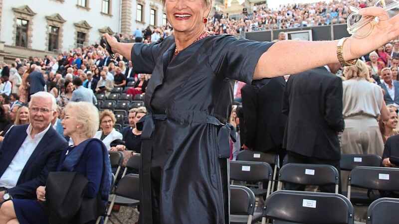 Das beliebte Fotomotiv bei der Premiere der Schlossfestspiele. Gloria von Thurn und Taxis begrüßt die prominenten Gäste.