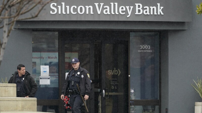 Polizeibeamte aus Santa Clara verlassen die Silicon Valley Bank. Das auf Start-up-Finanzierung spezialisierte US-Geldhaus ist nach einer gescheiterten Notkapitalerhöhung vorübergehend geschlossen und unter staatliche Kontrolle gestellt worden.