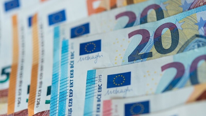 Zahlreiche Banknoten von 10, 20 und 50 Euro liegen sortiert auf einem Tisch.