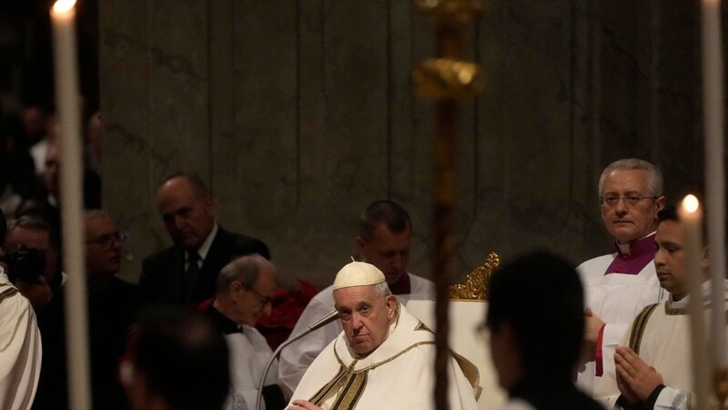 Papst Franziskus kommt im Petersdom an, um die Heiligabendmesse zu leiten.