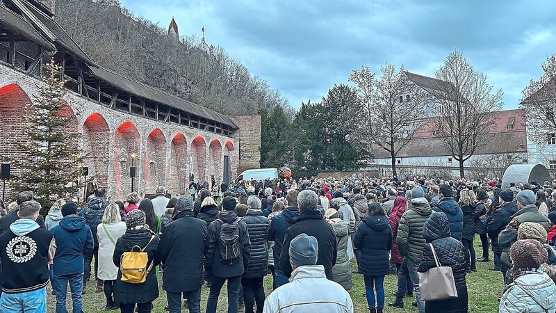 Mehrere hundert Besucher waren am Nachmittag des 24. Dezember in den Prantlgarten zum ökumenischen Gottesdienst gepilgert.