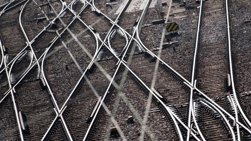 Fast leere Gleise: In der Oberpfalz fallen am Wochenende viele alex-Züge wegen Reparaturarbeiten aus (Symbolbild).