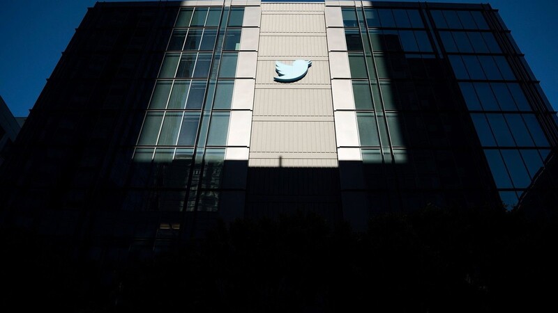 Ein Twitter-Logo hängt vor den Büros des Unternehmens in San Francisco.