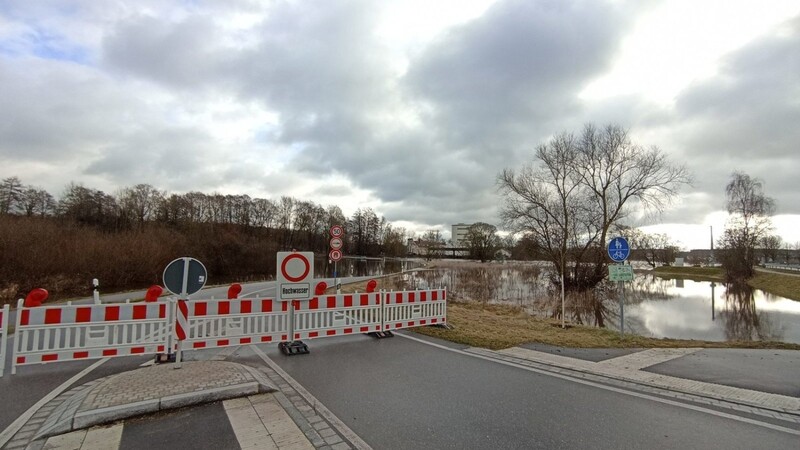 Zwischen Zeitlarn und Regendorf musste aufgrund des Hochwassers eine Straße gesperrt werden.