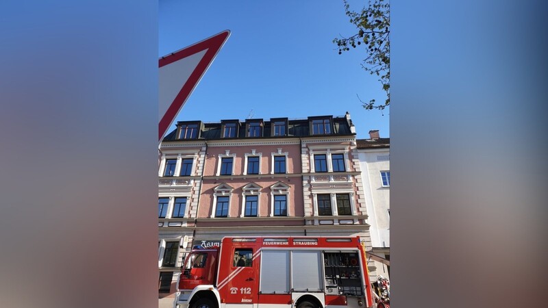 Die Feuerwehr musste wegen einer Rauchentwicklung an einem Gebäude im Bereich der Straubinger Innenstadt absperren.