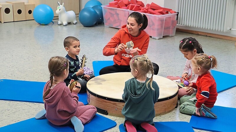 Die Gruppen im "Caritas-Haus für Kinder St. Martin" sind offen, die Kinder können spielen, auf was sie gerade Lust haben. Diese fünf haben sich dafür entschieden, an diesem Vormittag Rhythmik-Instrumente auszuprobieren. Musik kommt richtig gut an.