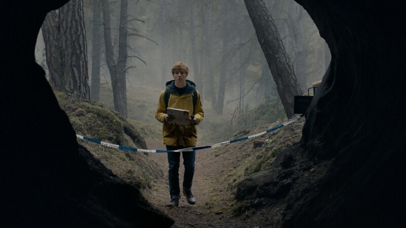 Jonas versucht, das Geheimnis einer mysteriösen Höhle nahe seiner Heimatstadt herauszufinden.