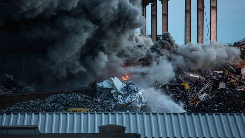 Auf dem Gelände einer Recycling-Firma in Wörth an der Isar ist am Montagabend ein Brand ausgebrochen.