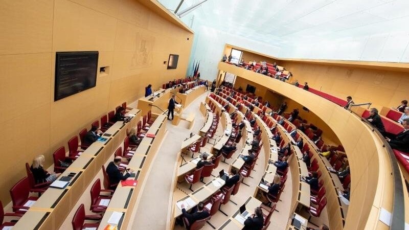Abgeordnete sitzen im bayerischen Landtag während einer Plenarsitzung. Foto: Sven Hoppe/dpa/Symbolbild