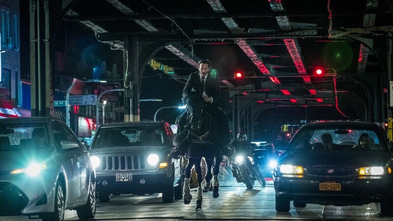 In seinen "John Wick"-Filmen reitet Keanu Reeves mit einem Pferd durch New York. Privat ist er am Boden geblieben. Das lieben seine Fans und das Netz.