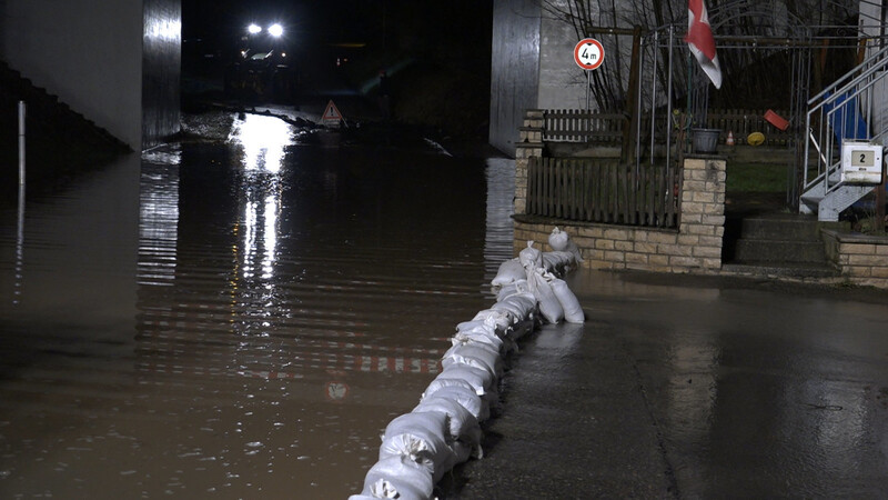 Immer wieder musste die Polizei in der Nacht zum Freitag wegen Überschwemmungen ausrücken.