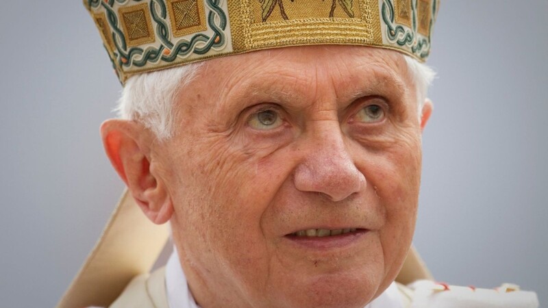 Der damalige Papst Benedikt XVI. steht bei der Messe zur Seligsprechung von Johannes Paul II. auf dem Petersplatz.