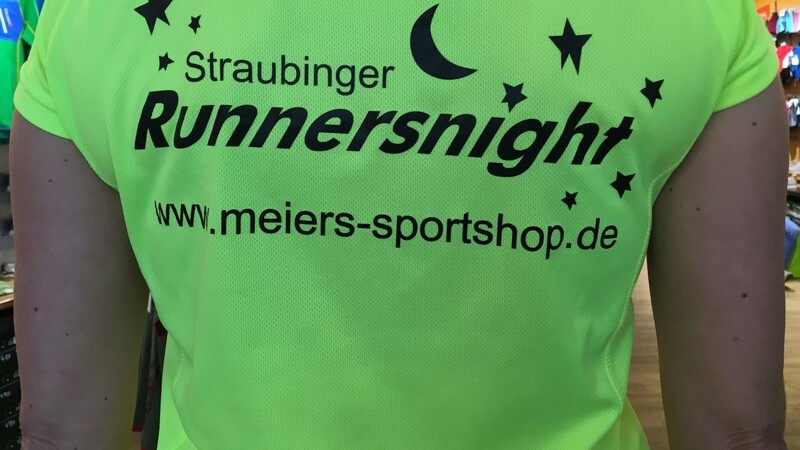 Etwa 200 unerschrockene Teilnehmer zählte die "Runner's Night" in Straubing am Freitagabend.