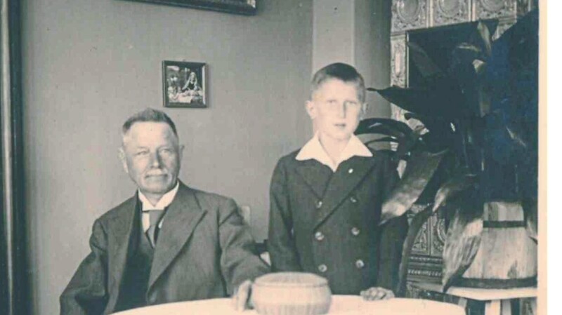 Hans Hofmann (rechts) mit seinem Firmpaten und Bogener Oberamtsrichter Dr. Anton Heurung