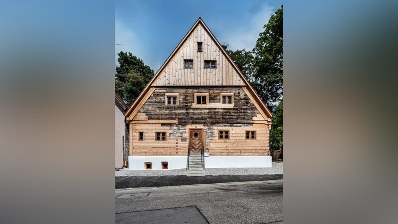 Stephanie Küffner und Magnus Wager haben für die Instandsetzung eines Holzblockhauses in Landshut die Denkmalschutzmedaille 2020 erhalten. Insgesamt gibt es heuer 26 Preisträger.