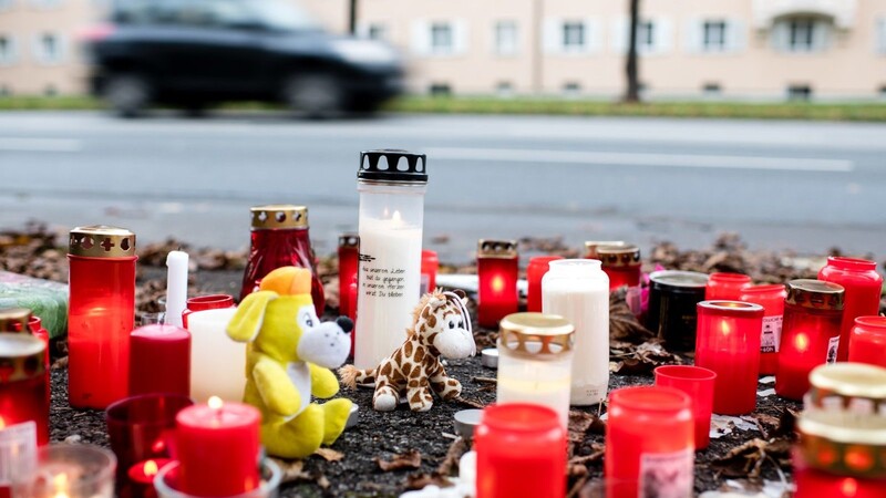 Zahlreiche Kerzen und Blumen liegen an der Unfallstelle in München, an der ein 14-Jähriger am Wochenende zu Tode gekommen ist.