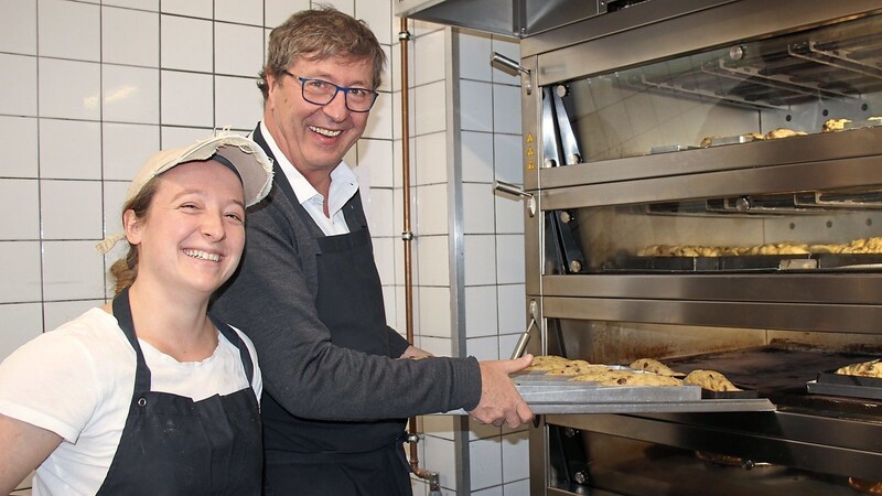 In der Adventszeit ist Hochbetrieb in der Backstube: Konditor Johannes Pernsteiner mit Patenkind Sarah Niebauer (ebenfalls Konditorin), die den Betrieb einmal übernehmen wird.