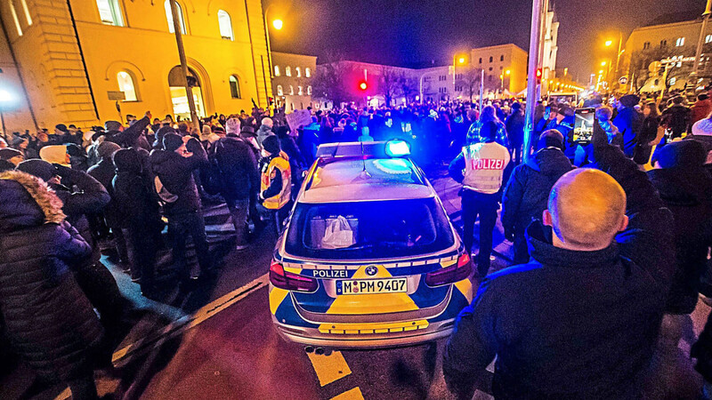 Bei der Demonstration am 22. Dezember in München setzte die Polizei auch Schlagstöcke und Pfefferspray ein, um den Menschenmassen Herr zu werden.