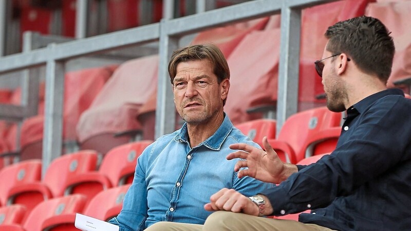 Zusammen mit dem Trainerteam des FC Augsburg hat der Aiterhofener Wolfgang Beller (links) den Fahrplan für das Spiel gegen den FC Bayern entworfen.