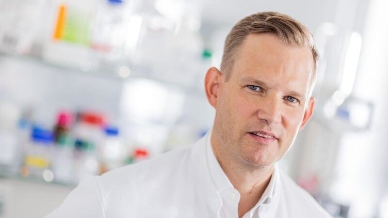Der Virologe Hendrik Streeck steht in einem Labor.