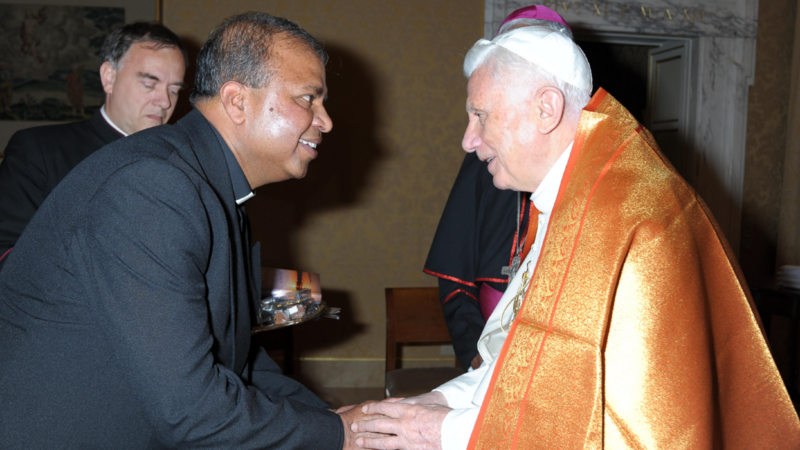 Der Otzinger Pfarrer Antony Soosai durfte den damaligen Papst Benedikt XVI. zu einem Vier-Augen-Gespräch treffen.