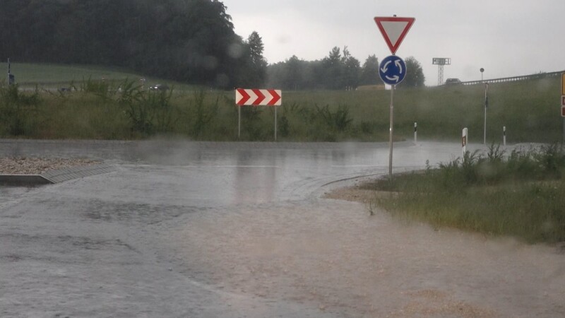 Es kann ab Donnerstagmittag zu heftigen Regenfällen in weiten Teilen Bayerns kommen. (Symbolbild)