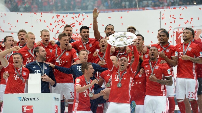 Der FC Bayern bekam am Samstag zum vierten Mal in Folge die Meisterschale überreicht und feierte sie - wie es sich gehört - mit viel Bier(duschen).