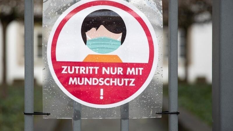 "Zutritt nur mit Mundschutz!" steht am Eingang einer Schule.