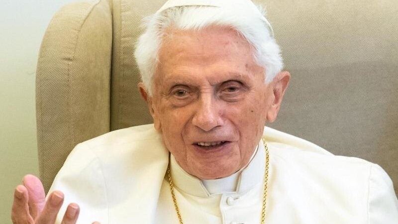 Der emeritierte Papst Benedikt XVI gibt ein Interview.
