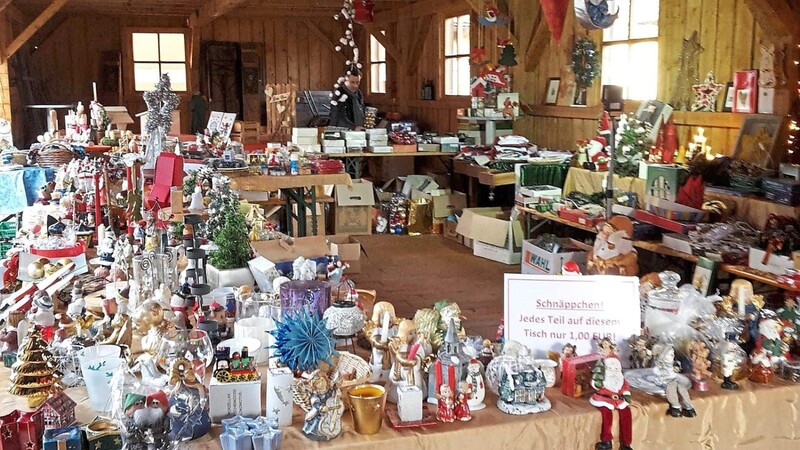 Das Jahr über sammeln Christa Weindl und Christine Gruber weihnachtliche Dekoschätze, um sie beim Weihnachtströdelmarkt der Rawuckerl im November zu verkaufen.