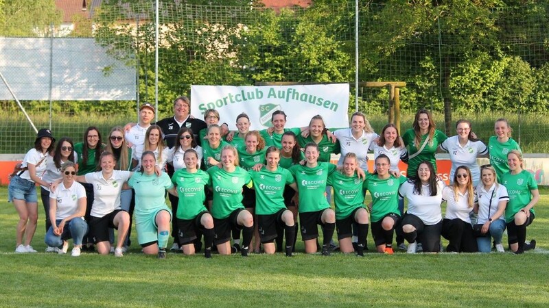 Die SC-Damen feierten den Titelgewinn im Anschluss an den 7:0-Heimsieg.